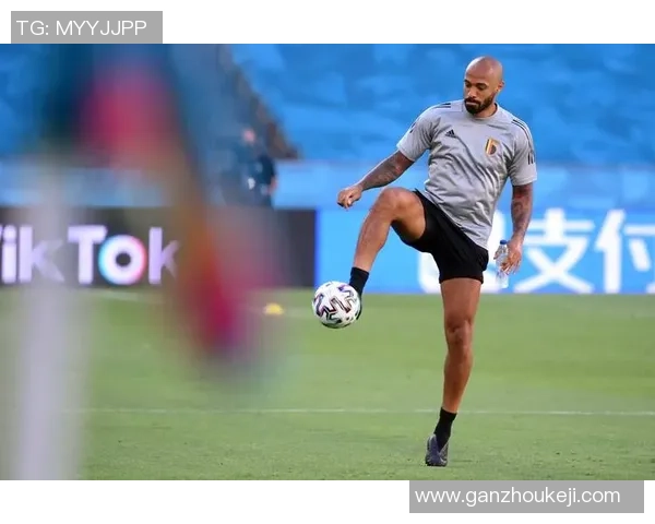 足球传奇亨利的时尚穿搭解析引领潮流风向标