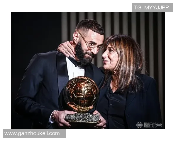 足球明星璀璨瞬间集锦展现球场风采与荣耀时刻的精彩照片合集 足球明星璀璨瞬间集锦展现球场风采与荣耀时刻的精彩照片合集